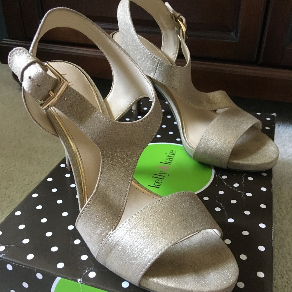 Kelly & Katie KK Petra Gold Sandal size 8